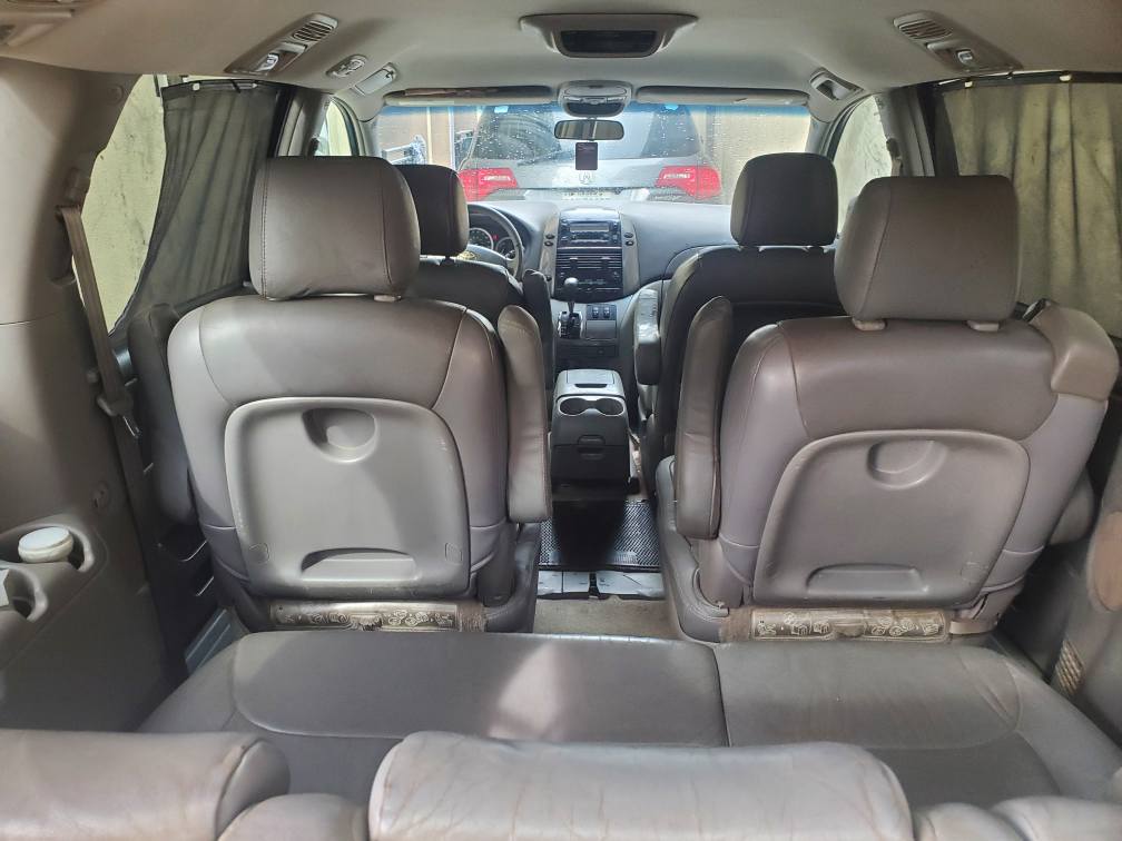 A picture of Toyota sienna painted on 1st body