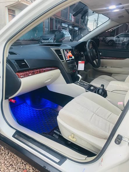 A picture of Subaru outback 2010 model Ushs 25 000 000 0706338271