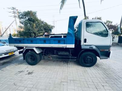 A picture of Fuso fighter from japan Miginon Engine 6d17 Four tons Gari
