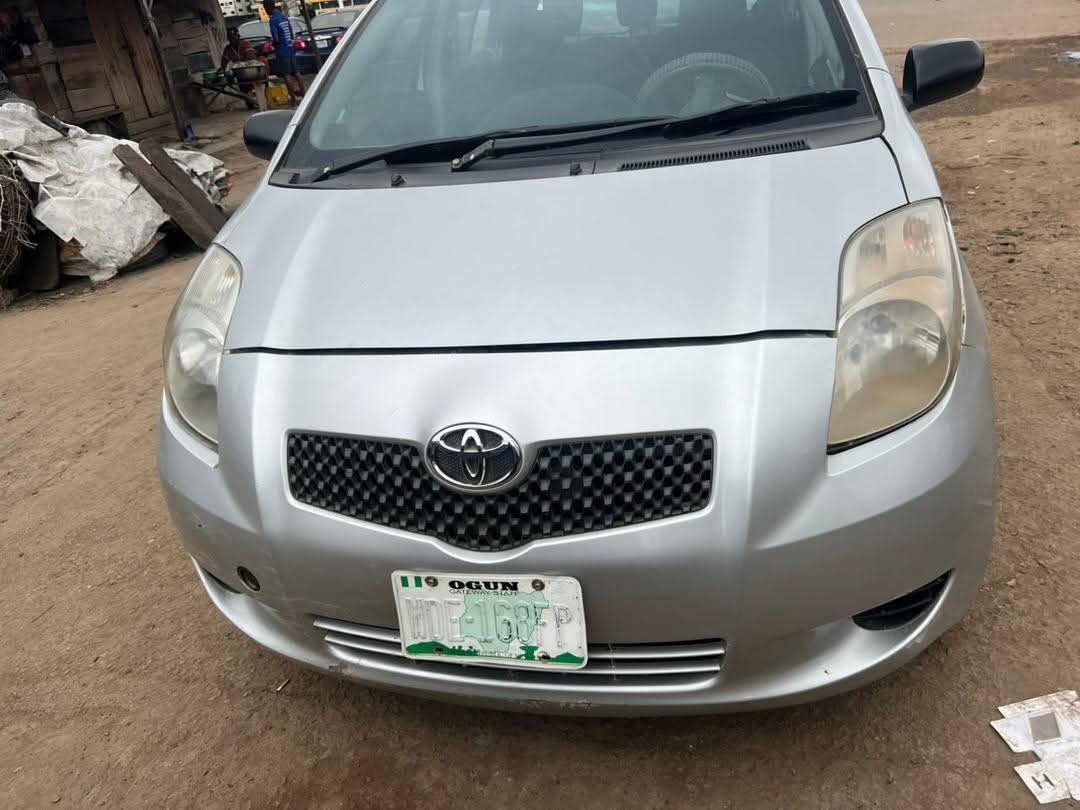 A picture of Toyota Yaris manual 2006