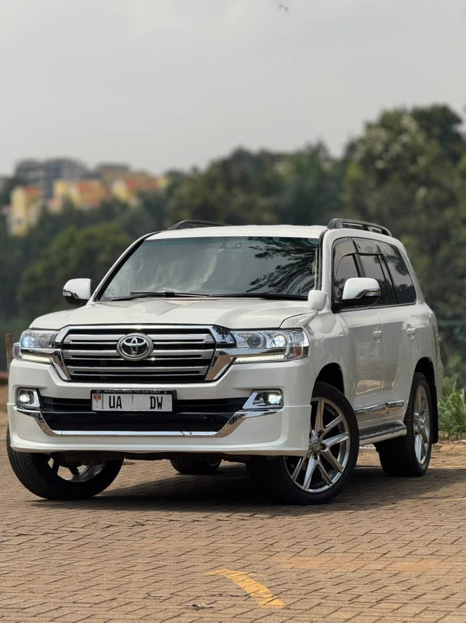A picture of Toyota landcruiser V8 petrol 2019 model 0757913971