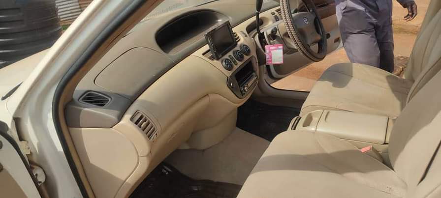 A picture of Toyota vista ardeo 6.5m