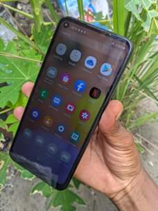 A picture of Samsung A11 Ina creckbut safi 32gb lipia 80 nipo dar