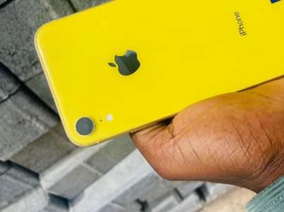 A picture of i phone xr no face 128 gb