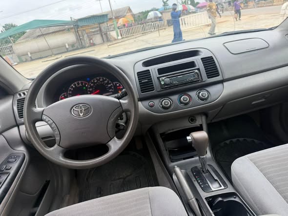 A picture of 2005 Toyota camry le registered sharp