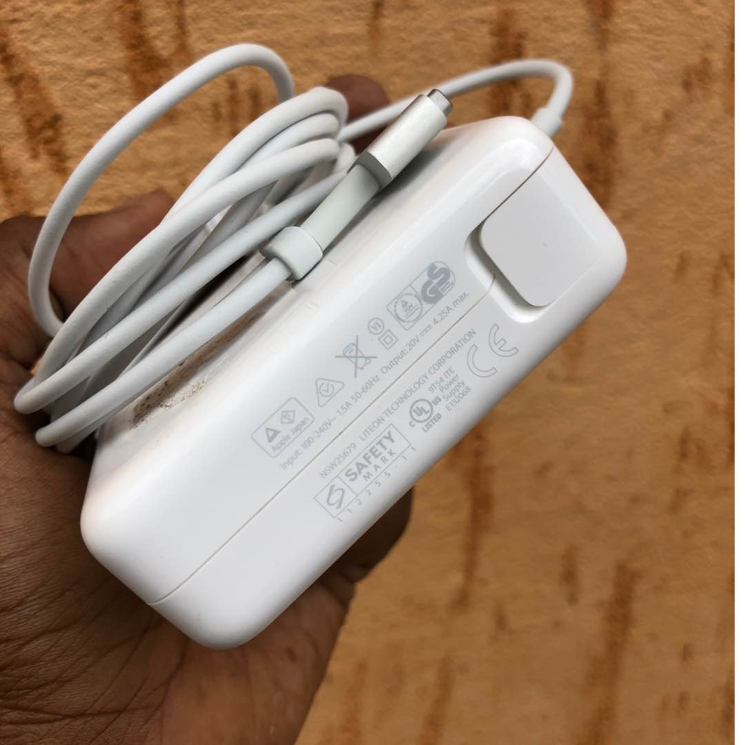 A picture of 06580 85W macbook pro 15 inch adapter used usa