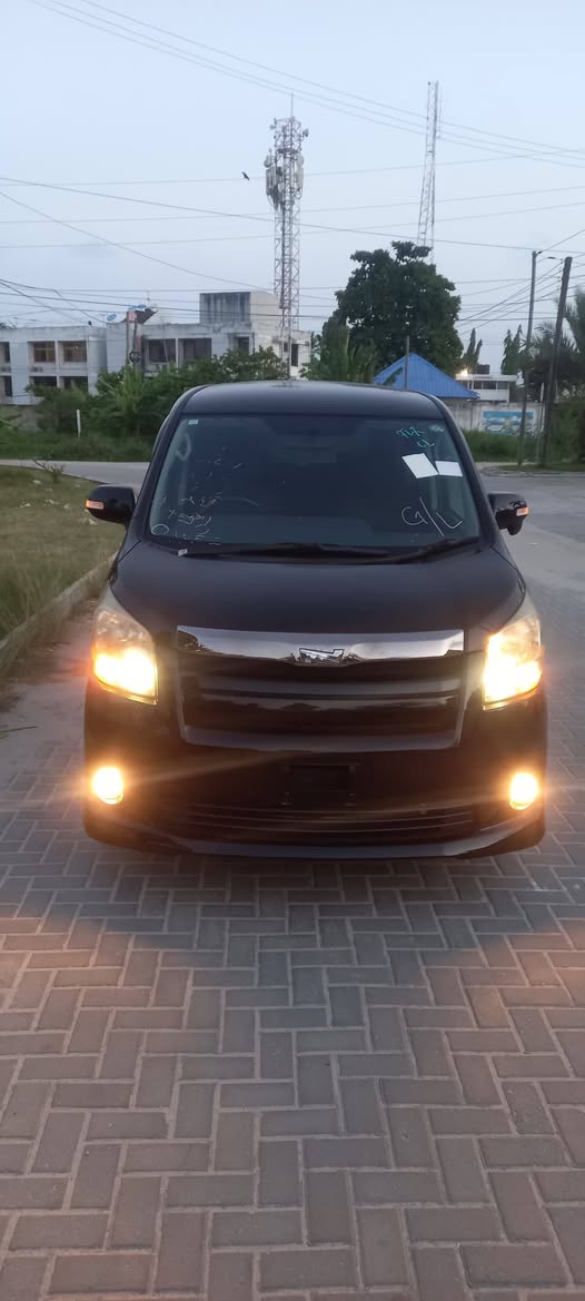 A picture of TOYOTA NOAH NEW SHAPE