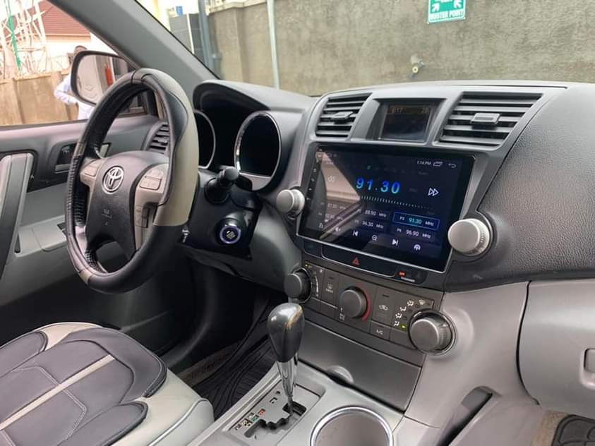 A picture of Toyota Highlander 2009 model face lifted to 2015