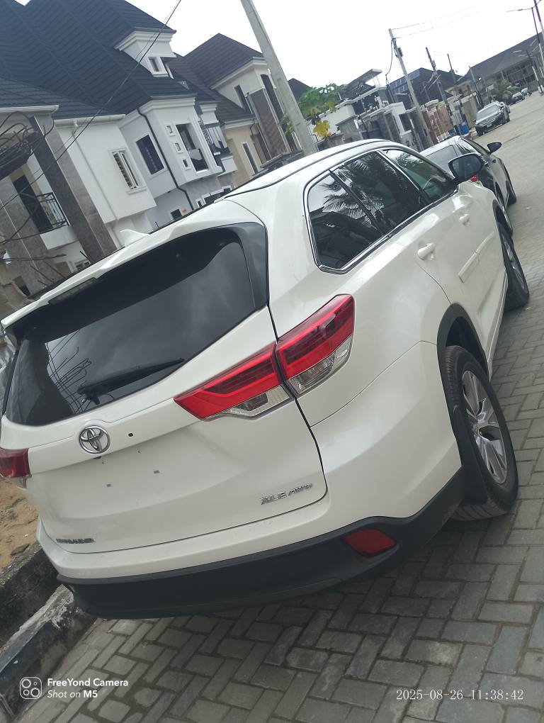 A picture of 2016 Toyota Highlander XLE tokumbo on distress sale Price 24m