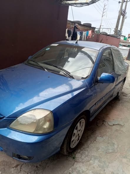 A picture of Kia rio 2004