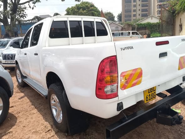 A picture of Toyota Hilux Model 2011 Manual 0787181703 0704482571 Call Whatsapp