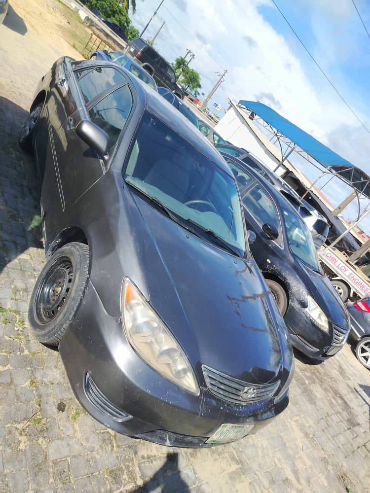 A picture of Toyota Camry 2004.Engine tapping little at the top but not