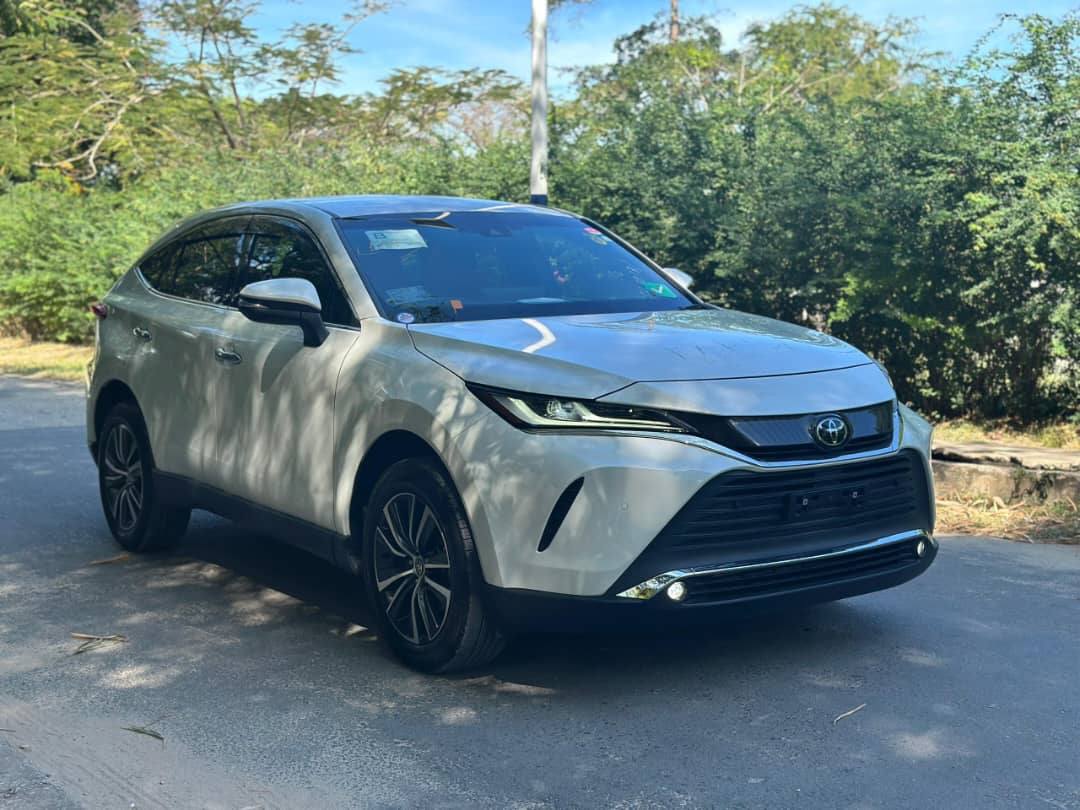 A picture of Toyota Harrier 2022 price 100M