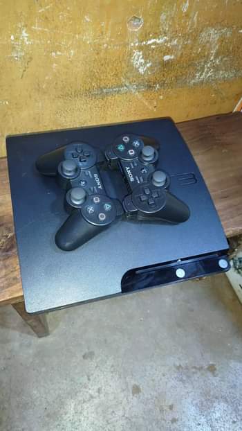 A picture of PS3 with 15games and two pads clean at only 480k