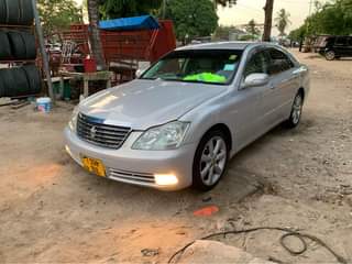 A picture of TOYOTA CROWN ROYAL SALOON 11 5