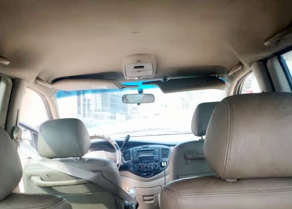 A picture of 06 Mazda MPV
