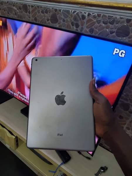 A picture of APPLE IPAD AIR 32GB PERFECTLY FINE 100k RIGACHUKUN GRA KADUNA