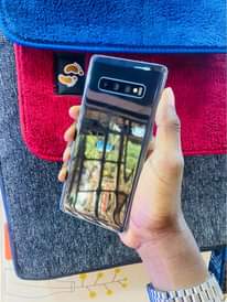 A picture of Samsung s10plus 500k
