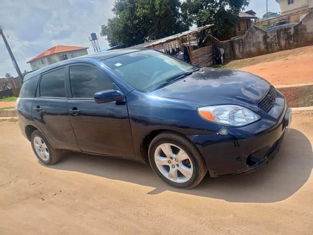 A picture of 2006 Toyota matrix