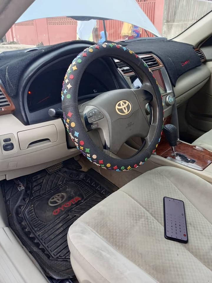 A picture of TOYOTA CAMRY XLE 2009