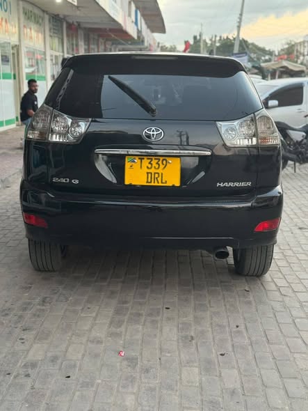 A picture of Toyota HARRIER 255 77757 8138