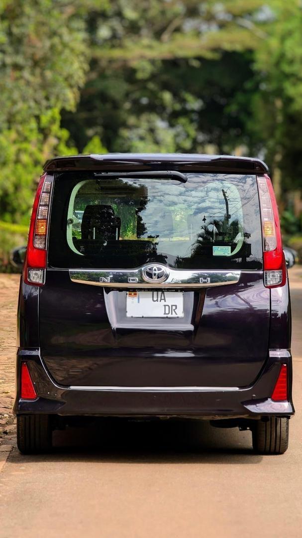 A picture of 2015 Toyota noah