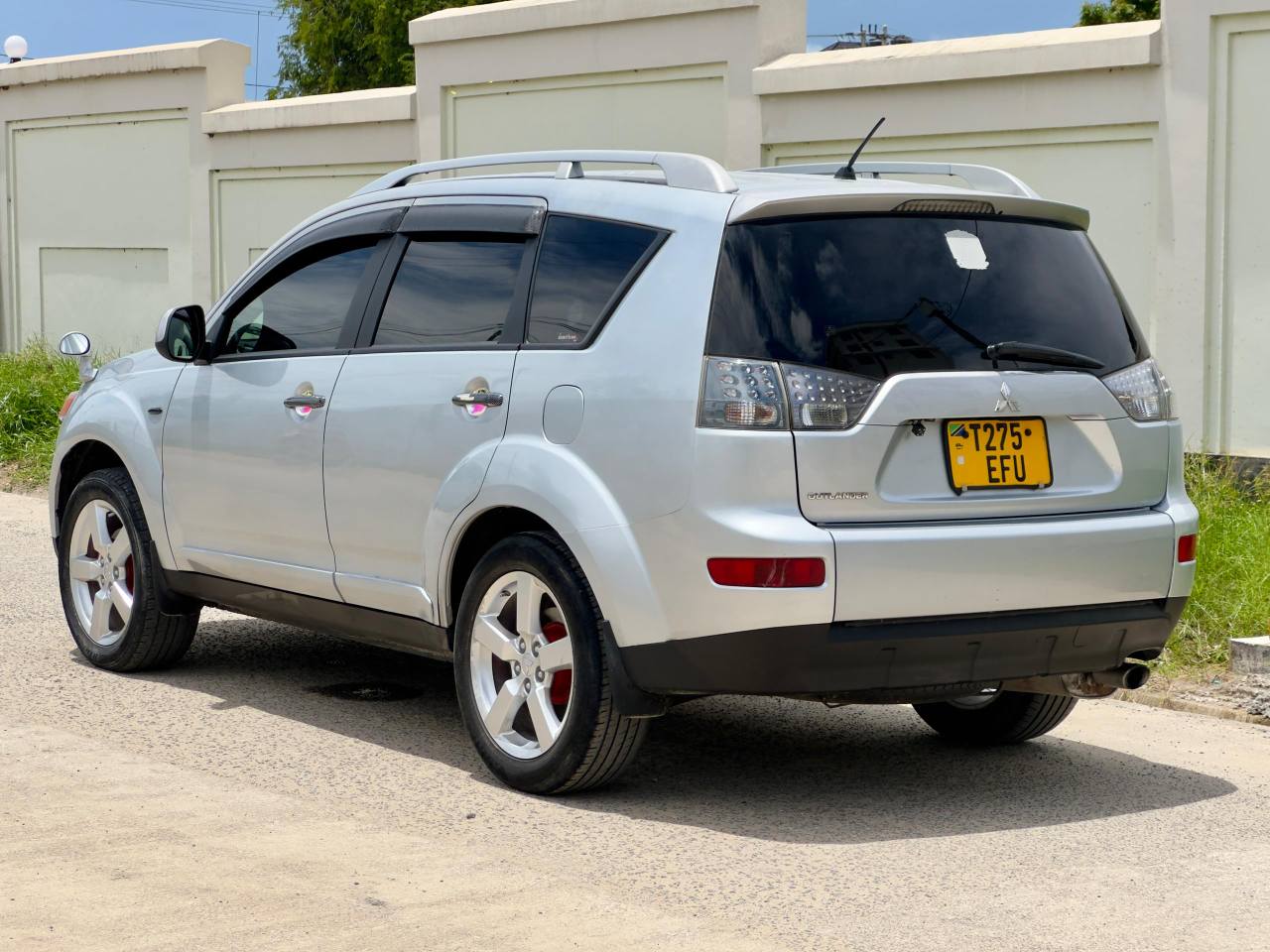 A picture of MITSUBISHI OUTLANDER KALI SANA
