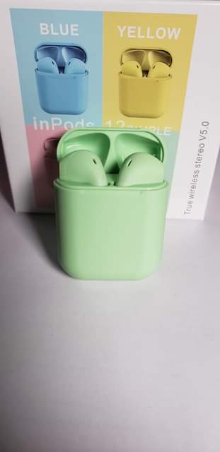 A picture of Flash disks and Ear pods