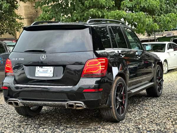 A picture of Crystal clean black on black 2015 GLK basic options with