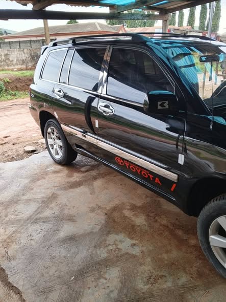 A picture of Neatly used Toyota Highlander 4 plugs for sale at Ijebu