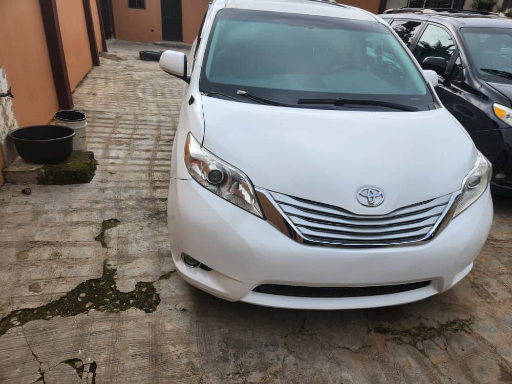 A picture of Toyota sienna 012 and 014