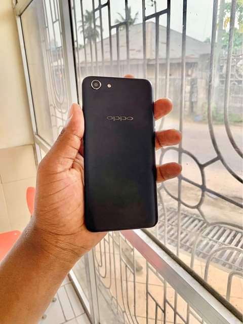 A picture of oppo A83
