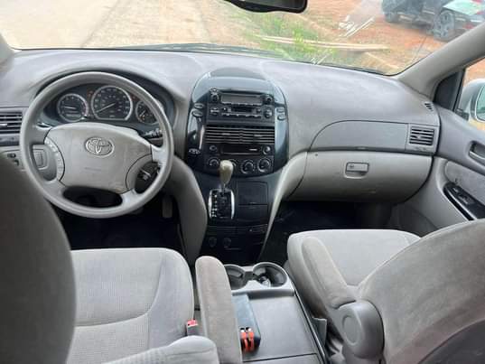 A picture of 2005 TOYOTA SIENNA