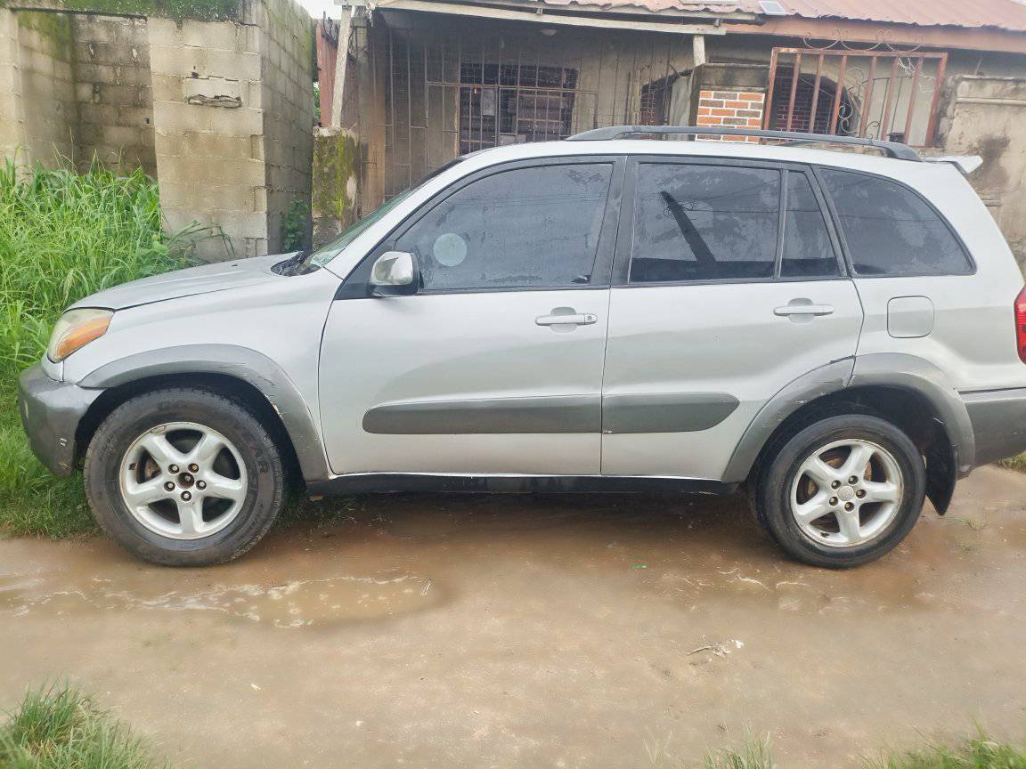 A picture of Raw 4 Toyota jeep