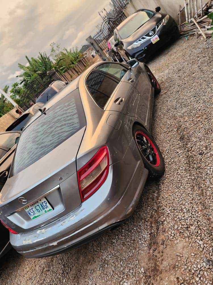 A picture of Mercedes Benz C350 0 8 0 5 5 4 7