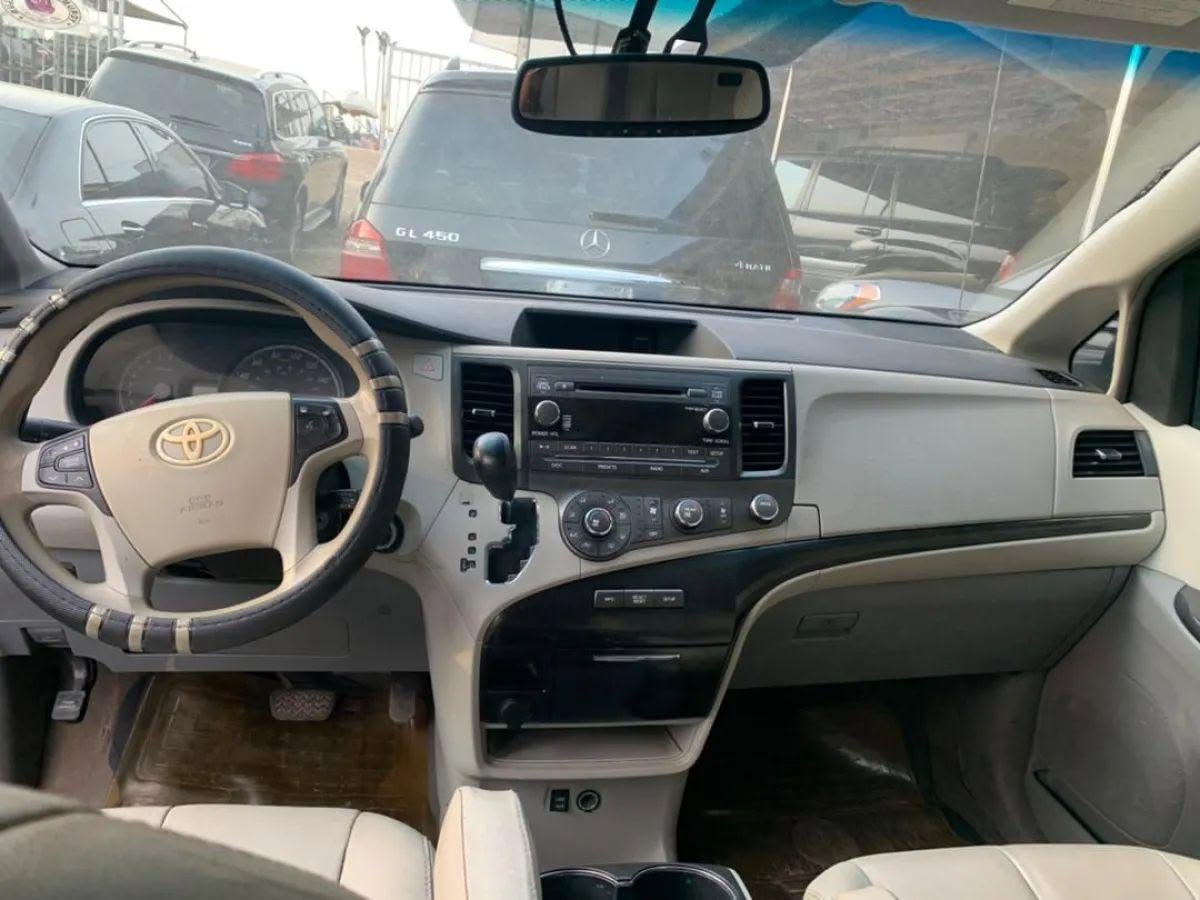 A picture of 2010 Toyota Sienna