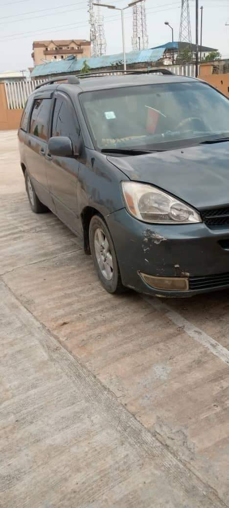 A picture of 2005 Toyota Sienna in good condition sound engine and gear