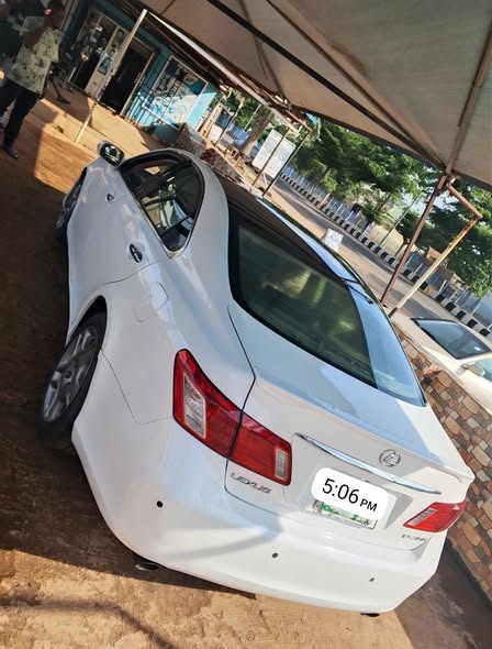 A picture of Es350 2009 model Full option