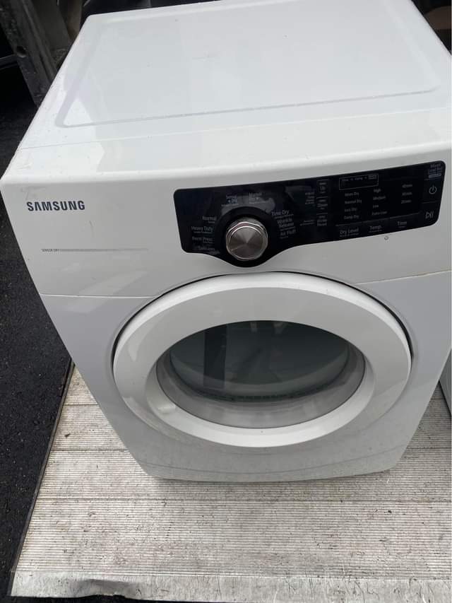 A picture of Washing machine and dryer samsung 