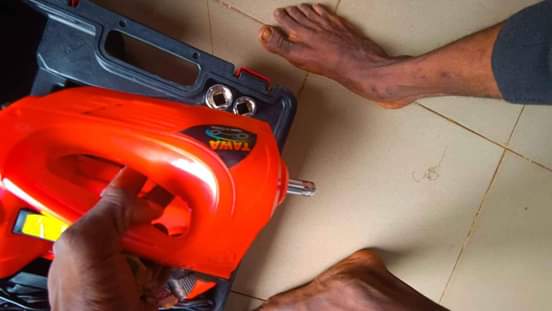 A picture of Electric car jack for sale with complete accessories