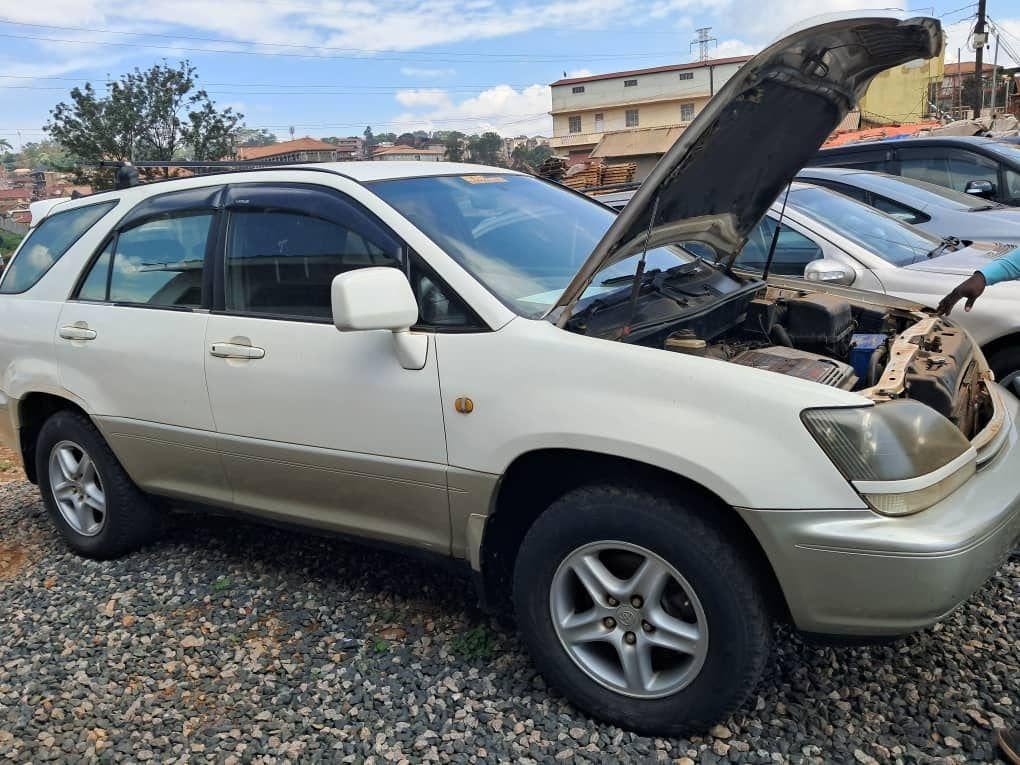 A picture of Toyota Harrier 0700327795