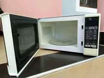A picture of ACHANA NA MCHINA NJOO UJICHUKULIE MICROWAVE USED FROM UK INAPASHA