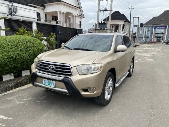 A picture of First body 2010 Toyota Highlander for sale 3 rows