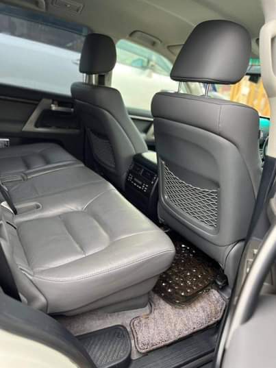 A picture of 2010 Landcruiser V8 Model 2010 Pearl white