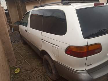A picture of Toyota Sienna 2000 model 4 sale Clean first body and