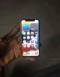 A picture of Iphone x 64gb no face id