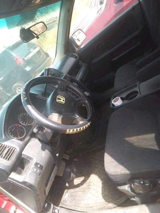 A picture of 06 Honda CR V is available for sell