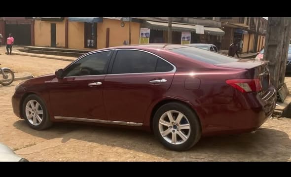 A picture of Very clean 08 es350 lexus