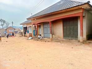 A picture of 5 shops with 4 single rooms behind for sale in