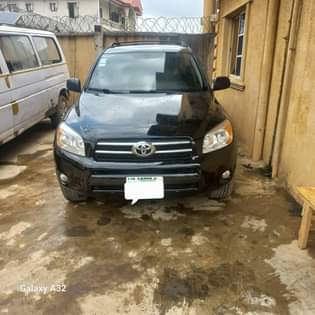 A picture of Toyota rav4 3 seater